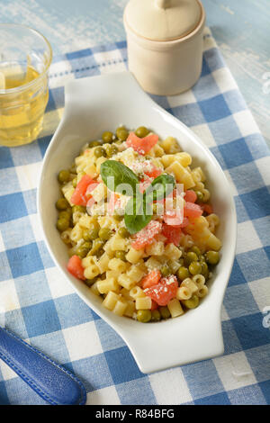 Pâtes aux petits pois et les tomates hachées gros plan - Banque D'Images