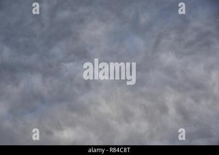 Base de texture, grumeleuse, Stratocumulus sur Aberdeen sur soirée d'automne. Météo naturelle historique, Ecosse, Royaume-Uni. Banque D'Images