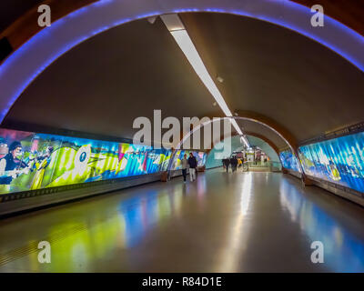 SANTIAGO, CHILI - 09 octobre, 2018 : à l'intérieur vue de l'art dans le mur de la salle à l'intérieur de la Suède, la ligne 6 de la sation de métro à Santiago Banque D'Images
