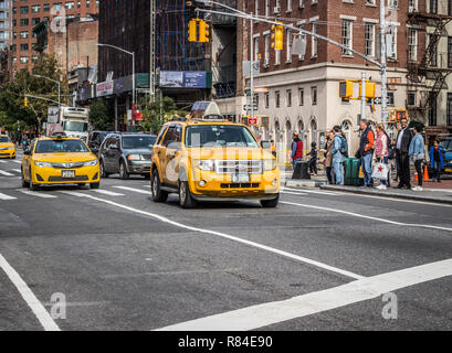 Greenwich Village, Manhattan, New York, USA, 16 octobre 2018. New York taxi jaune voyageant vers le bas de la 6e Avenue sur une journée ensoleillée d'automne. Banque D'Images