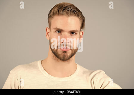 Tshirt En Macho Sur Fond Gris La Mode Homme Barbu Avec