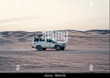 Hurghada, Egypte - 26 Février 2017 : la conduite en jeep dans le désert de dunes de sable blanc sur fond de ciel. Safari tour. L'activité extrême. Les vacances et les voyages. Wanderlust Banque D'Images