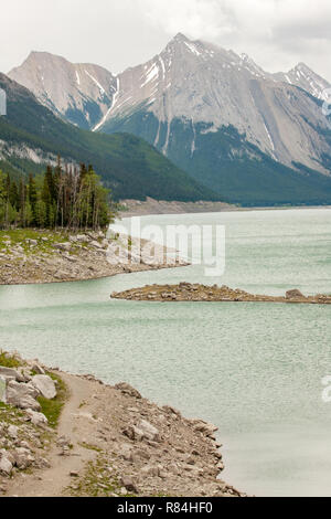 Promenade des Glaciers, Jasper National Park, Alberta, Canada. La rivière Sunwapta près du glacier Athabasca. Banque D'Images