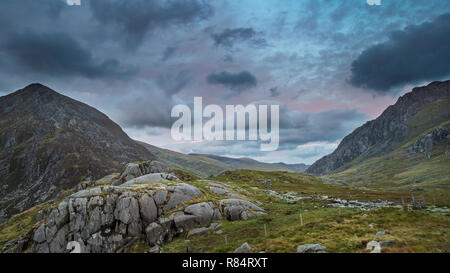 Belle moody image paysage de Nant Francon Valley dans le Snowdonia pendant le coucher du soleil en automne Banque D'Images