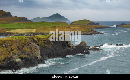 Des vues spectaculaires de la côte atlantique de l'Irlande de l'Ouest sauvage de l'île de Valentia, Ring of Kerry, comté de Kerry, Irlande Banque D'Images