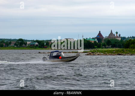 SOLOVKI, République de Carélie, en Russie - 25 juin 2018 : bateau à grande vitesse se déplace sur la surface de la mer Blanche, les îles Solovetsky, Arkhangelsk R Banque D'Images