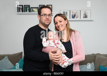 Emily et James mari Chris James avec leurs deux mois Harvey à leur maison dans la région de Cambourne, Cambridgeshire. Banque D'Images