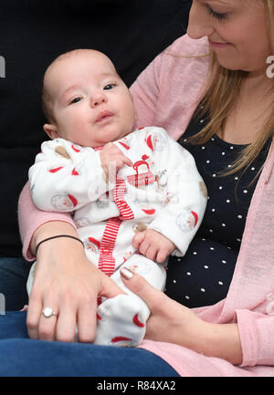 Emily James avec ses deux mois Harvey à leur maison dans la région de Cambourne, Cambridgeshire. Banque D'Images