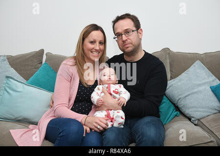 Emily et James mari Chris James avec leurs deux mois Harvey à leur maison dans la région de Cambourne, Cambridgeshire. Banque D'Images