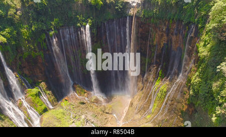 Belle cascade Coban Sewu dans les forêts tropicales, Java Indonésie. Vue aérienne tumpak sewu cascade dans rainforest Banque D'Images