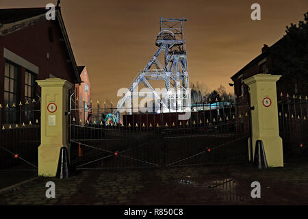 Tête de puits éclairé et de porte d'entrée d'Astley colliery 11.12.18 La Fosse-chef à l'Astley Mining Museum illuminé pendant quelques semaines à Noël Banque D'Images