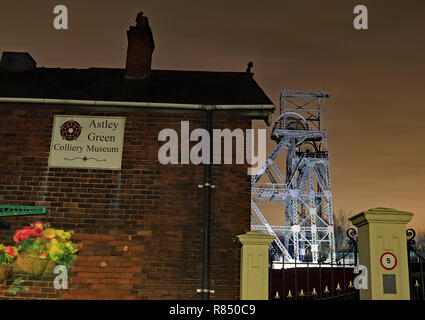 Protège tête à ciel éclairé par l'entrée de la mine et Astley 11.12.18 La Fosse-chef à l'Astley Mining Museum est allumé pendant quelques semaines à Noël. Banque D'Images