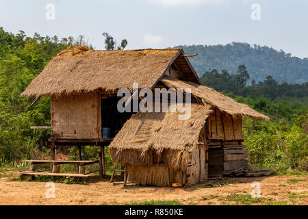 Thakhek, Laos - 20 Avril 2018 : Bamboo House dans une région rurale isolée entourée d'espaces verts au Laos Banque D'Images