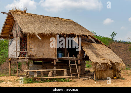 Thakhek, Laos - 20 Avril 2018 : Bamboo House dans une région rurale isolée entourée d'espaces verts au Laos Banque D'Images