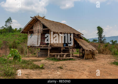 Thakhek, Laos - 20 Avril 2018 : Bamboo House dans une région rurale isolée entourée d'espaces verts au Laos Banque D'Images