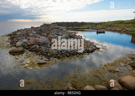 La première pierre du port de la Russie sur l'Île Bolshoy Zayatsky. Archipel Solovetsky, mer Blanche, Russie Banque D'Images