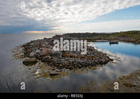 La première pierre du port de la Russie sur l'Île Bolshoy Zayatsky. Archipel Solovetsky, mer Blanche, Russie Banque D'Images