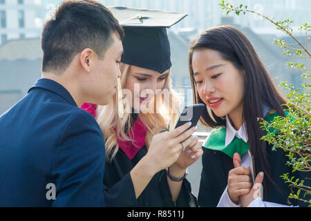 Étudiants internationaux célébrant l'obtention du diplôme Banque D'Images