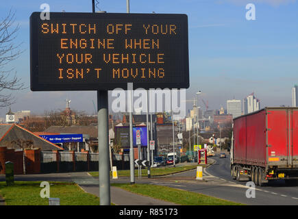 Camion passant road sign pilotes demandant d'éteindre lorsque les moteurs ne se déplace pas dans la circulation au centre-ville de Leeds yorkshire royaume uni Banque D'Images