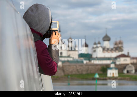 SOLOVKI, République de Carélie, en Russie - 25 juin 2018 : fille prend une photographie de la monastère Solovetsky Spaso-preobrajensky depuis le pont o Banque D'Images