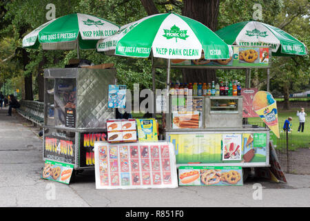 Central Park, Manhattan, New York, USA, 13 octobre 2018. Un stand de nourriture dans le parc de la vente d'une variété de plats et de boissons aux visiteurs Banque D'Images