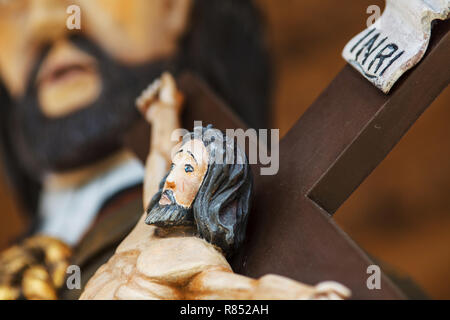 Jésus Christ sur la croix ancienne sculpture en bois Banque D'Images