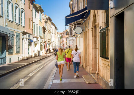 Les touristes marcher dans les rues de la vieille ville de Saint-Tropez. Provence Côte d'Azur, France. Banque D'Images