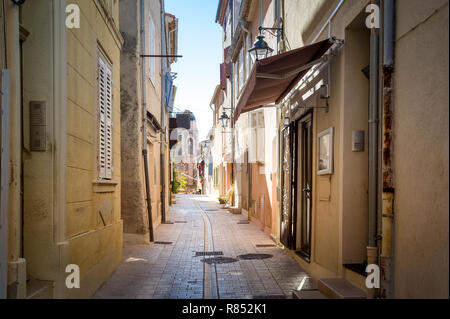 Rues étroites de la vieille ville de Saint-Tropez. Provence Côte d'Azur, France. Banque D'Images