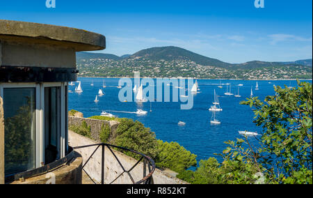 Vue de la ville forteresse à la baie avec yacht anchorage à Saint-Tropez Banque D'Images