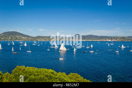 Les Voiles de Saint-Tropez régate yachts un la baie vous attendent le départ de la course Banque D'Images