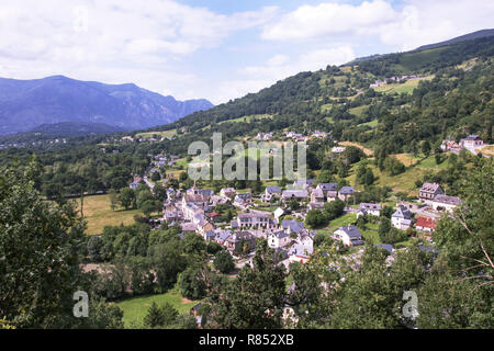 Le village de Baucens dans les Pyrénées. Ministère des Hautes-pyrénées.France. Banque D'Images