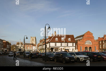 Centre-ville, avec les lumières de Noël sur les lampadaires et vue sur l'église St Mary et de boutiques et parking en hiver, Beverley, Yorkshire, UK. Banque D'Images