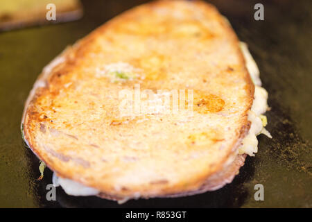 Sourdough toast avec du fromage et les choux de bruxelles Banque D'Images