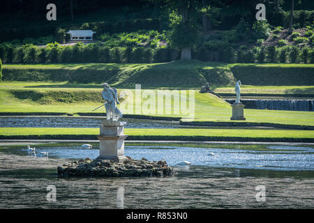 Le Parc de Studley Royal water garden dispose d'un certain nombre de belles sculptures en marbre de style néoclassique, Ripon , Yorkshire, UK Banque D'Images