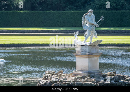 Le Parc de Studley Royal water garden dispose d'un certain nombre de belles sculptures en marbre de style néoclassique, Ripon , Yorkshire, UK Banque D'Images