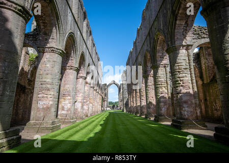 Le cadre vide de la massive l'abbaye de Fountains est un des seuls vestiges de la durable une fois grand monastère, Ripon , Yorkshire, UK Banque D'Images