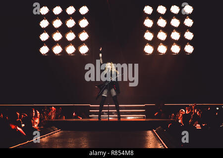 La chanteuse américaine Madonna en live sur scène à Berlin pour son 'Rebel Heart' world tour 2015 Photo : Alessandro Bosio/Alamy Banque D'Images