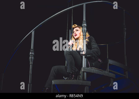 La chanteuse américaine Madonna en live sur scène à Berlin pour son 'Rebel Heart' world tour 2015 Photo : Alessandro Bosio/Alamy Banque D'Images