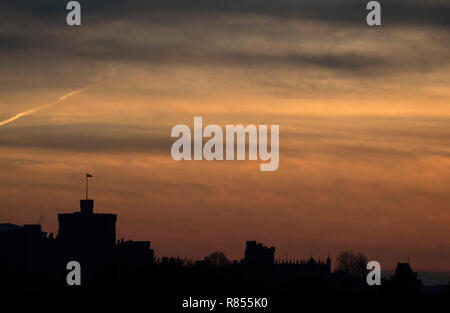 Le coucher de soleil sur le château de Windsor dans le Berkshire. La neige est susceptible de tomber en chute libre ce week-end avec des températures au-dessous de zéro à l'ensemble du Royaume-Uni. Banque D'Images