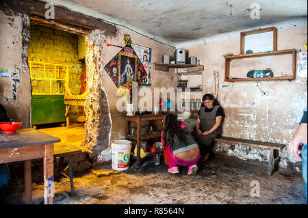 Les femmes préparent chicha à Chicheria est l'endroit dans la maison , dans la pièce inutilisée où les gens locaux boivent la bière Chicha- Inca rafraîchissante. Banque D'Images