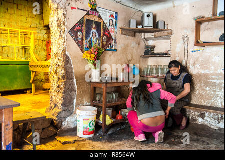 Les femmes préparent chicha à Chicheria est l'endroit dans la maison , dans la pièce inutilisée où les gens locaux boivent la bière Chicha- Inca rafraîchissante. Banque D'Images