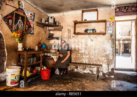 Les femmes préparent chicha à Chicheria est l'endroit dans la maison , dans la pièce inutilisée où les gens locaux boivent la bière Chicha- Inca rafraîchissante. Banque D'Images