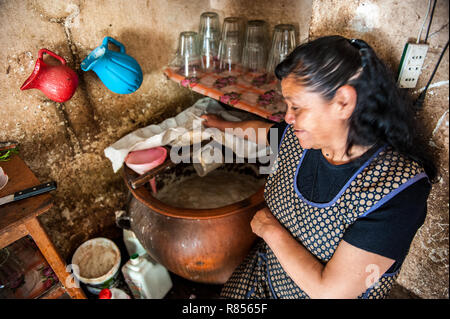 Les femmes préparent chicha à Chicheria est l'endroit dans la maison , dans la pièce inutilisée où les gens locaux boivent la bière Chicha- Inca rafraîchissante. Banque D'Images