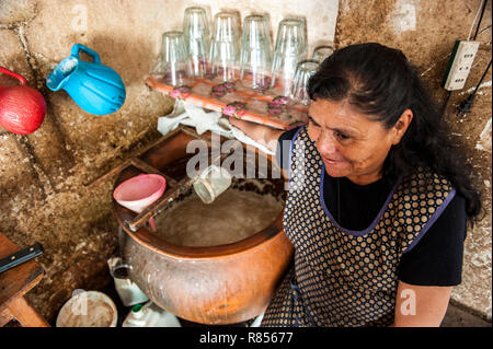 Les femmes préparent chicha à Chicheria est l'endroit dans la maison , dans la pièce inutilisée où les gens locaux boivent la bière Chicha- Inca rafraîchissante. Banque D'Images