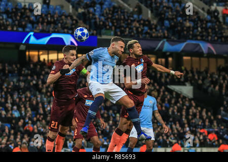 12 décembre 2018, Etihad Stadium, Manchester, Angleterre ; Ligue des Champions, Manchester City v TSG 1899 Hoffenheim ; Nicolas Otamendi (30) de Manchester City chefs sur l'objectif de Phil Foden (47) de Manchester City's free-kick et il va juste au-dessus de la barre Crédit : Mark Cosgrove/News Images Banque D'Images