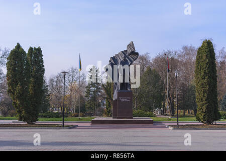 TERNOPIL, UKRAINE, LE 10 NOVEMBRE 2018 : Monument à Stepan Bandera sur la rue de Zamkova dans Shevchenko Park, en face du bâtiment de l'viv Re Banque D'Images