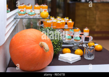 Une belle table pour le dîner de Thanksgiving au restaurant. Des dîners privés. Image horizontale, à l'intérieur, selective focus. Banque D'Images