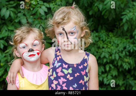 Fille blonde avec la peinture du visage Banque D'Images