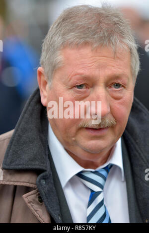 Sammy Wilson MP (DUP : East Antrim) sur College Green, Westminster, pour discuter le vote de confiance à Theresa May's leadership du parti conservateur Pa Banque D'Images