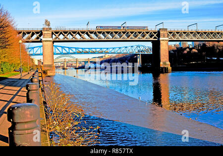 Des trains sur le pont de l'avenue King Edward et le pont ferroviaire, Newcastle upon Tyne, Angleterre Banque D'Images